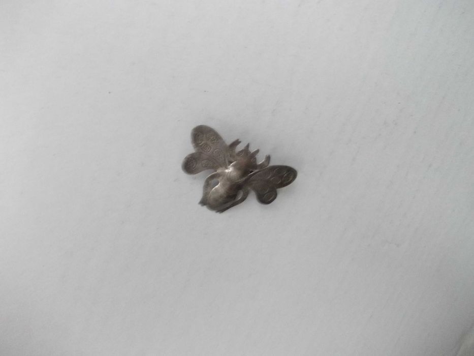 Brosa veche din argint albina