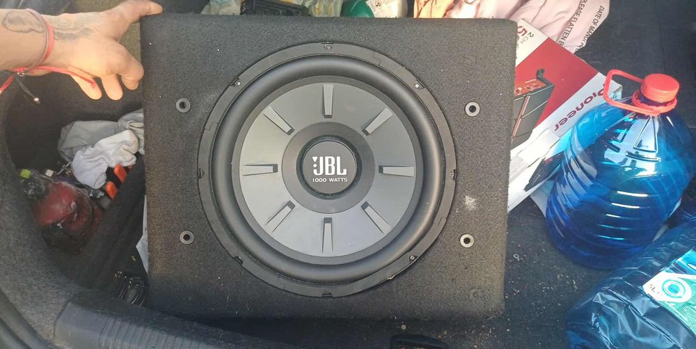 Vând două subufere auto cu tot cu stație stația e nouă și are garație