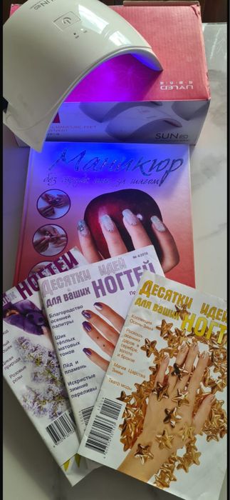 Ультрафиолетовая лампа для наращивания ногтей.