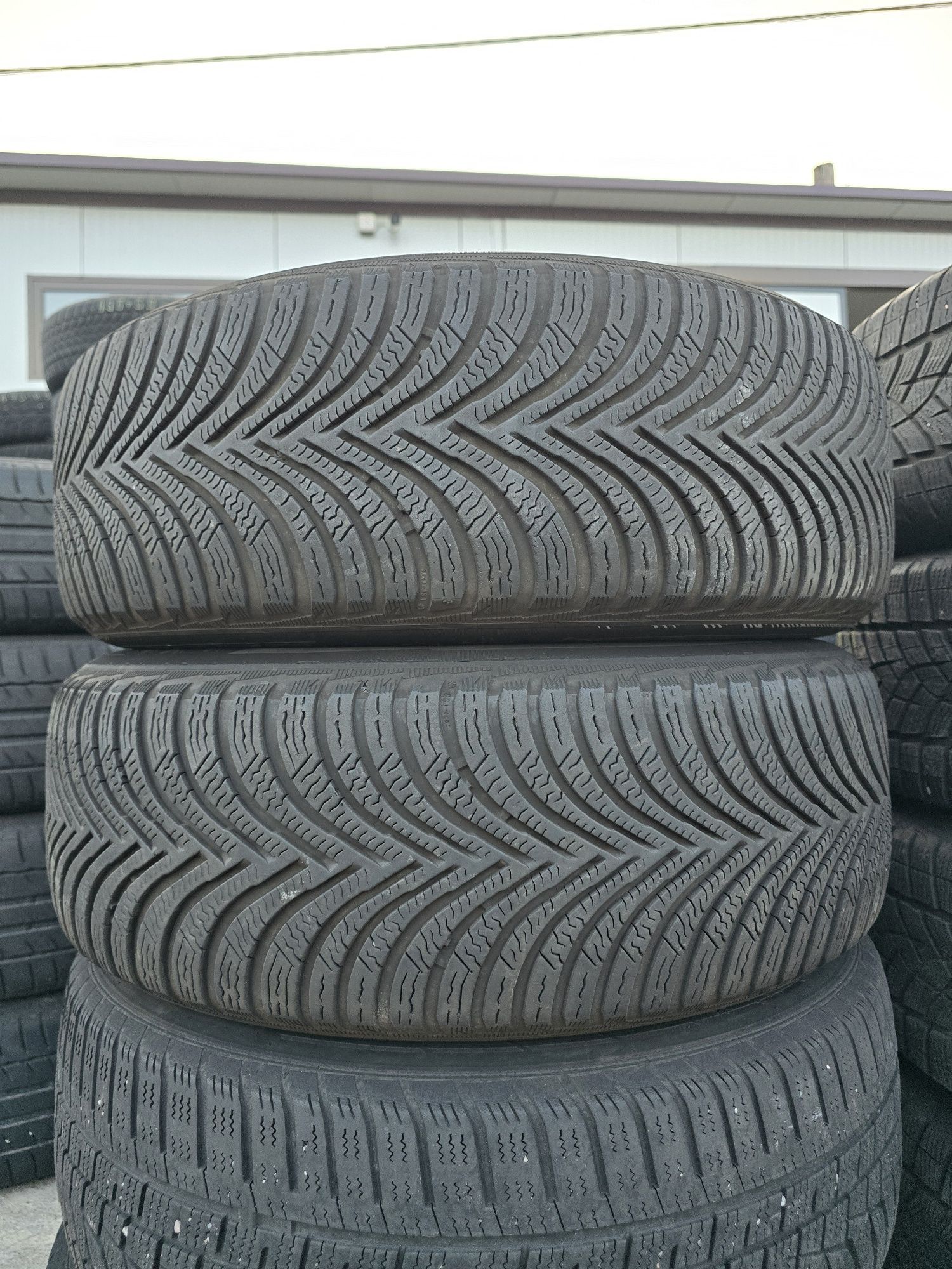 2 Броя 205/60/16 Michelin 5,2mm 23dot