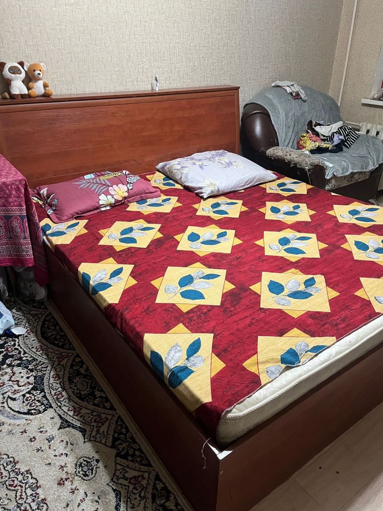 Кровать без матраса