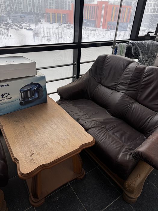 Диван кожаный вместе со столом
