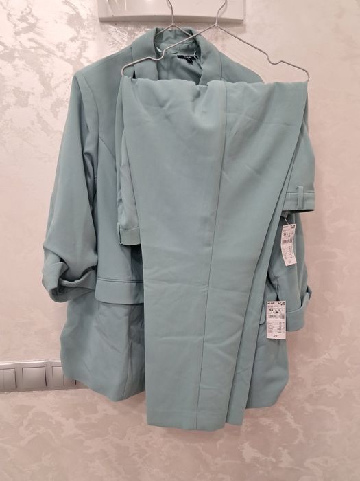 Costum de femei de culoare vernil