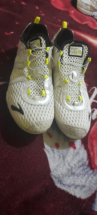 Vând urgent adidasi brooks nr 42,5