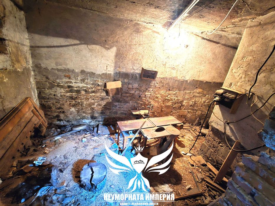 Продавам етаж от къща,приземен и гараж, таван и помещения Асеновград