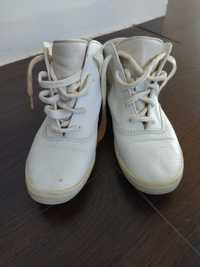 Спортни бели кожени обувки Keds