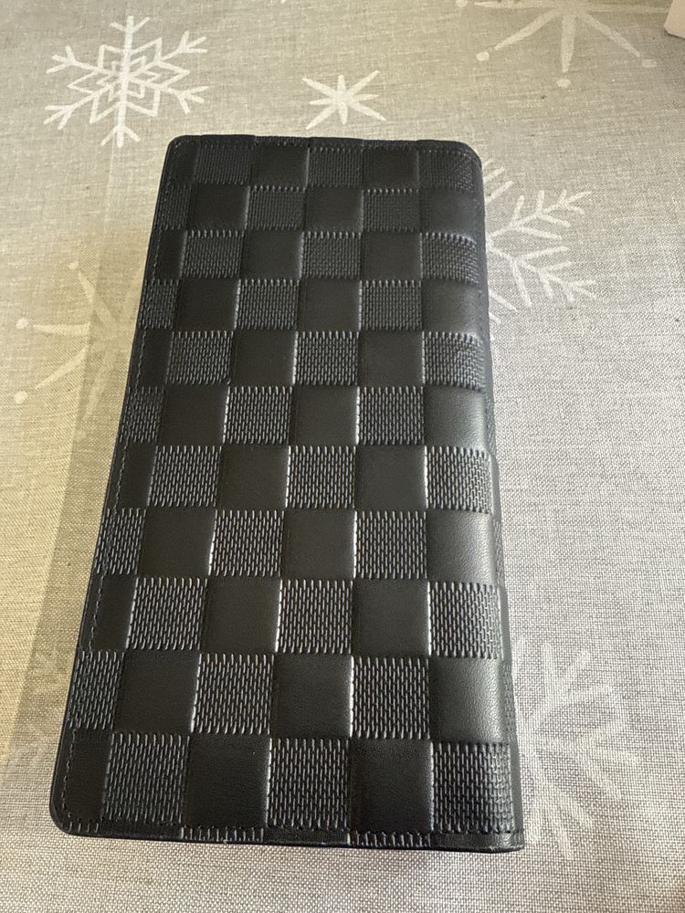 Продавам Кожен партфеил на Louis Vuitton  и Goyard