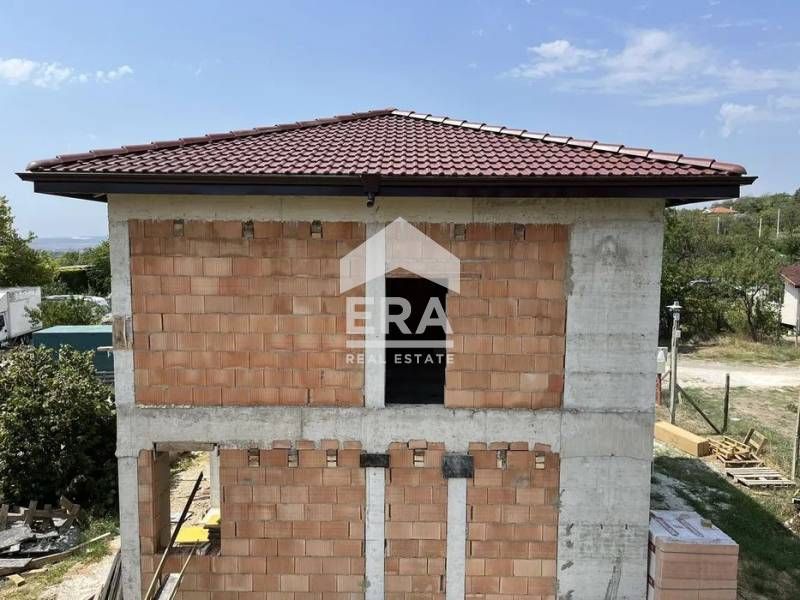 Двуетажна новострояща се къща за продажба, с двор, в м-т Ментешето, Ва