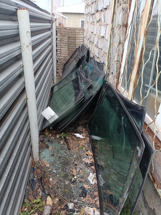 Отдам стекла лобовые бесплатно