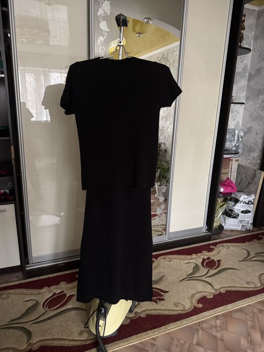 Чёрный комплект: юбка миди + футболка-американка