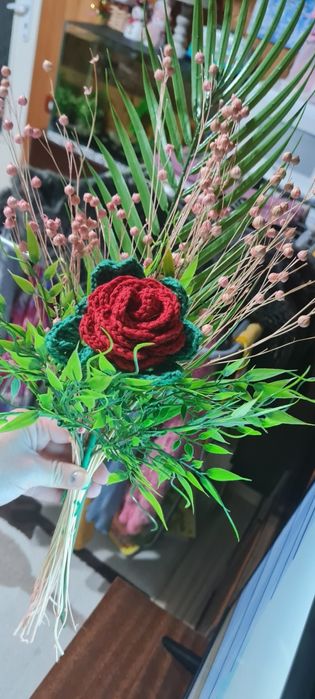 Букет от плетени цветя