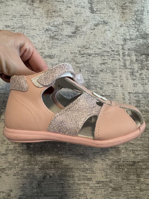 Vand sandale pentru fetite