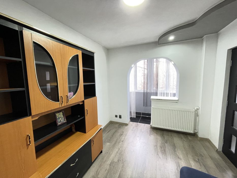 Apartament cu trei camere , zona Nufarul