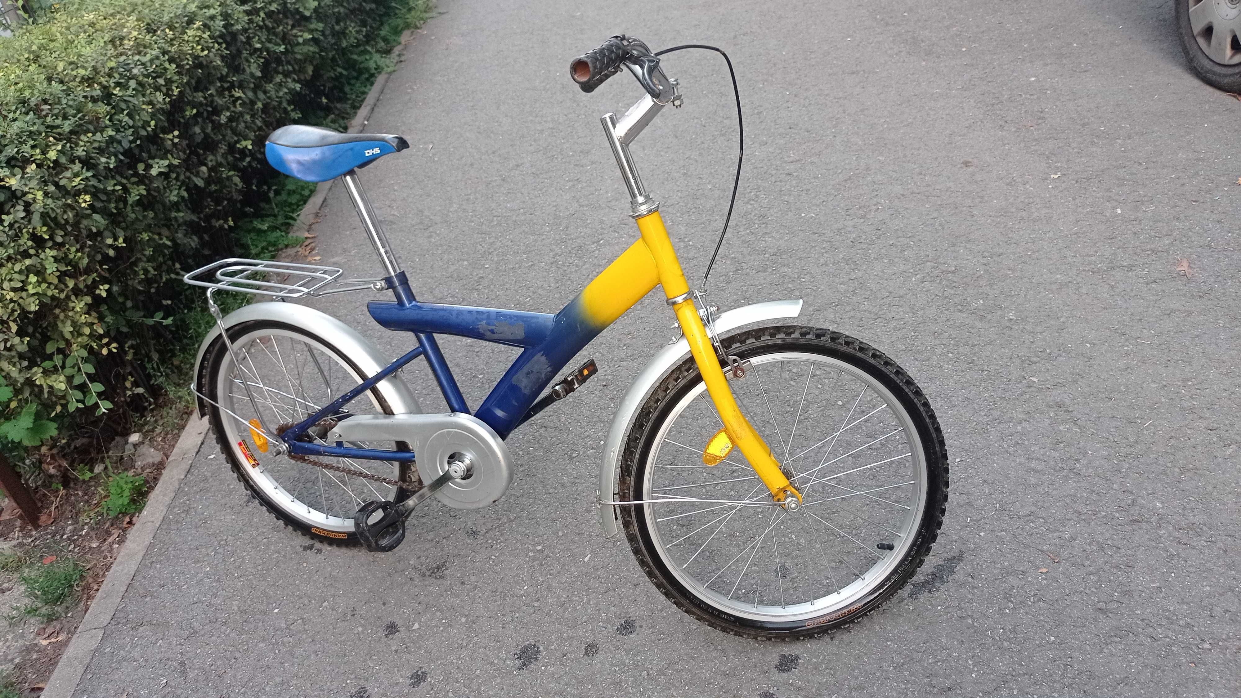 Bicicletă de copii și cască de protecție.