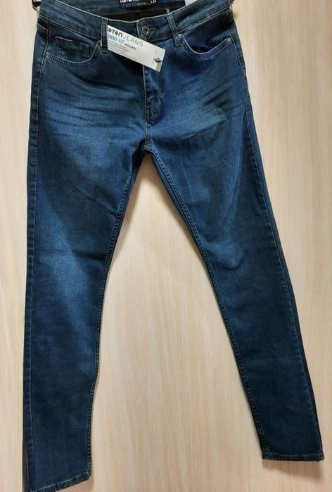 Синие новые джинсы.