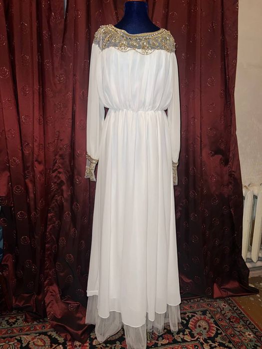 Красивое белое платье