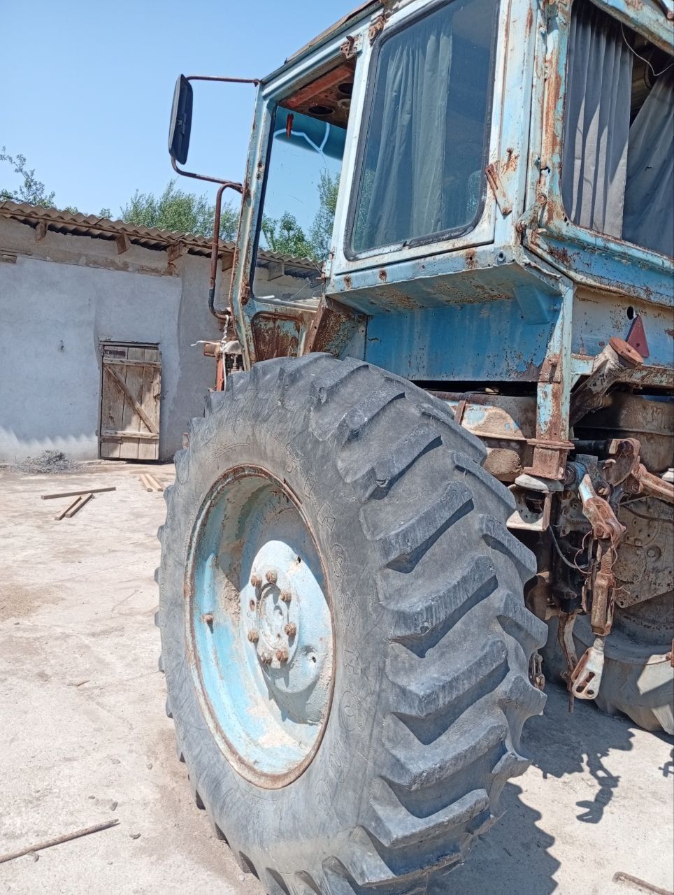 Traktor belarus xolati yaxshi