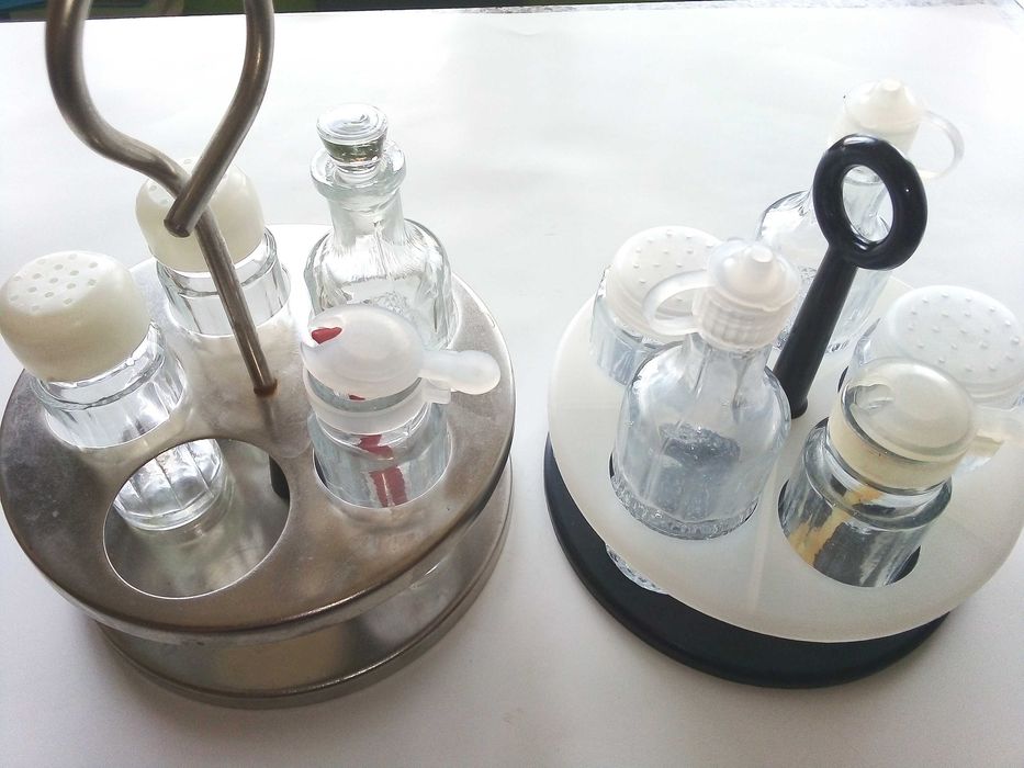 Два стари комплекта за подправки