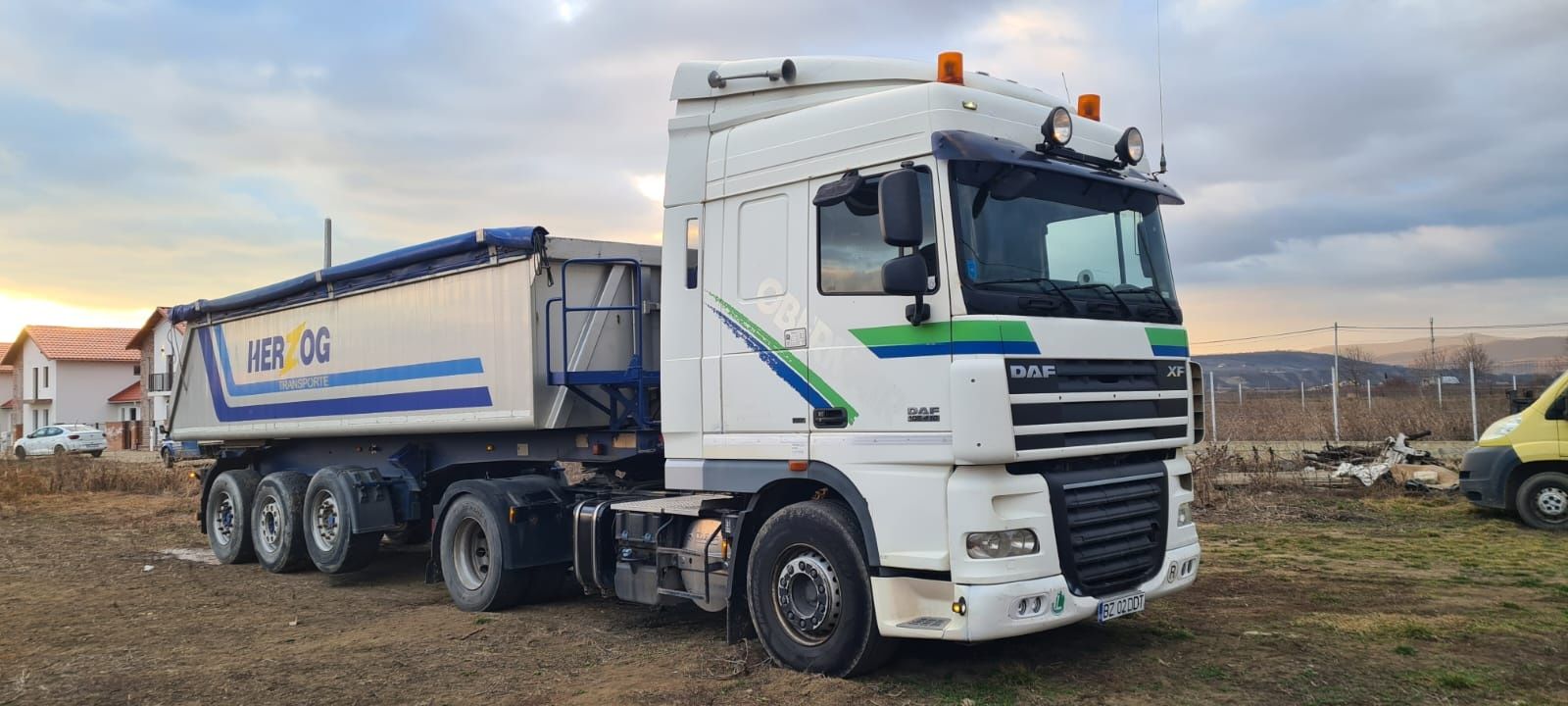 Vand ansamblu basculabil DAF XF 410 + semiremorca Carnehl