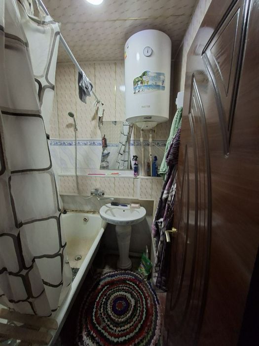 Фрунзе массив киуф ропарасида квартира сотилади