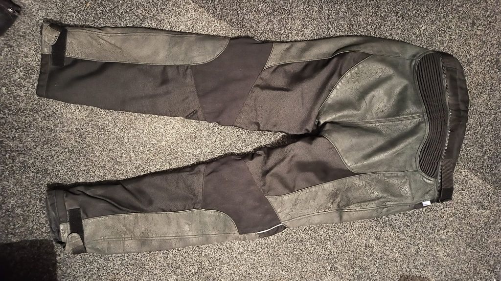 Vând pantaloni moto piele si textil Schuh