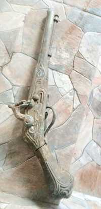 стар меч и  метална пушка антика