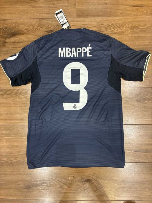 Аутентик екипи на Реал Мадрид 2024-2025