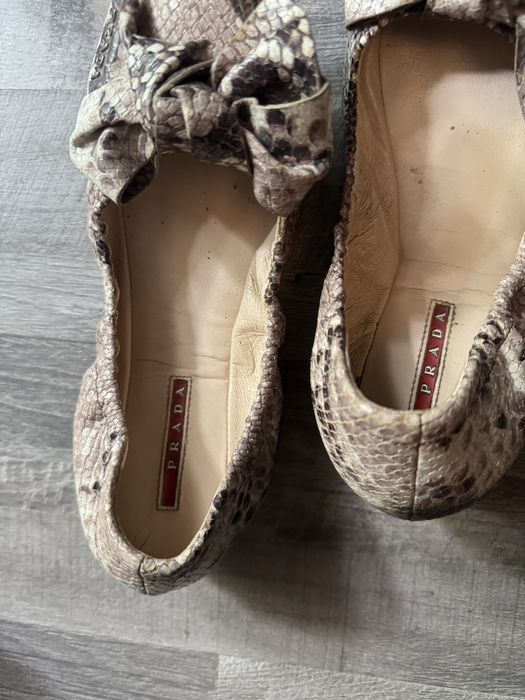 Обувки Prada носени