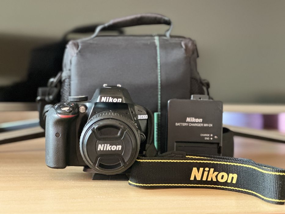 Nikon D3300 с обектив 18-55mm и статив/трипод