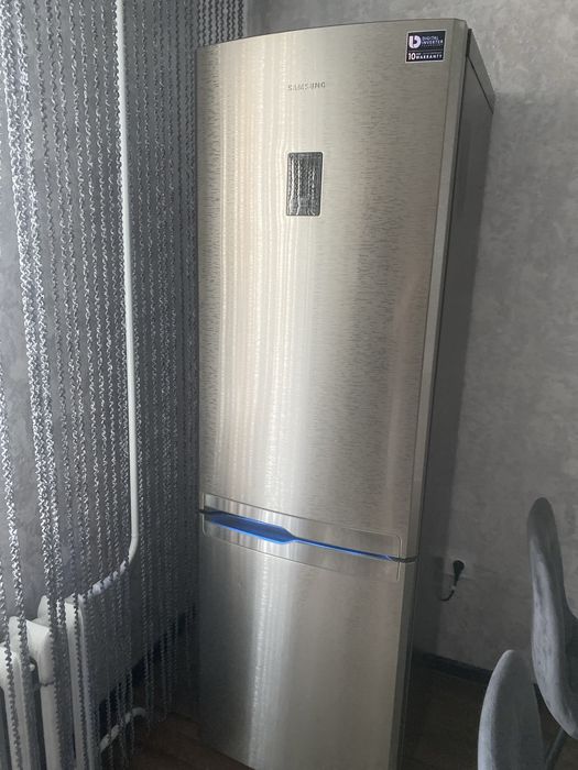 Холодильник    Samsung