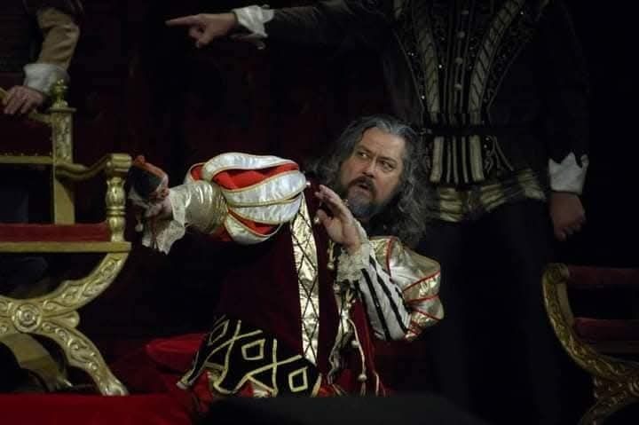 Baritonul galatean Eugen Secobeanu /predau canto la orice nivel.