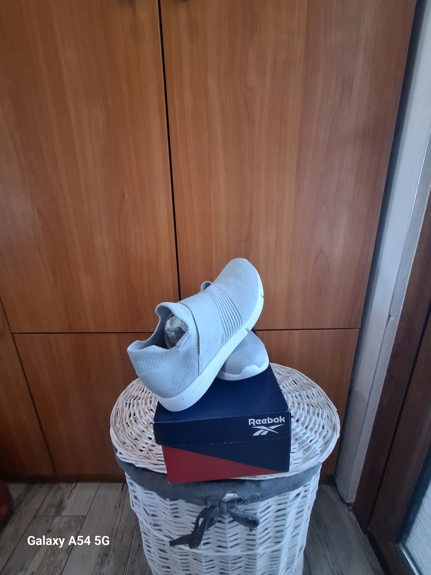 Дамски дишащи сникърси от плат на Reebok номер 37