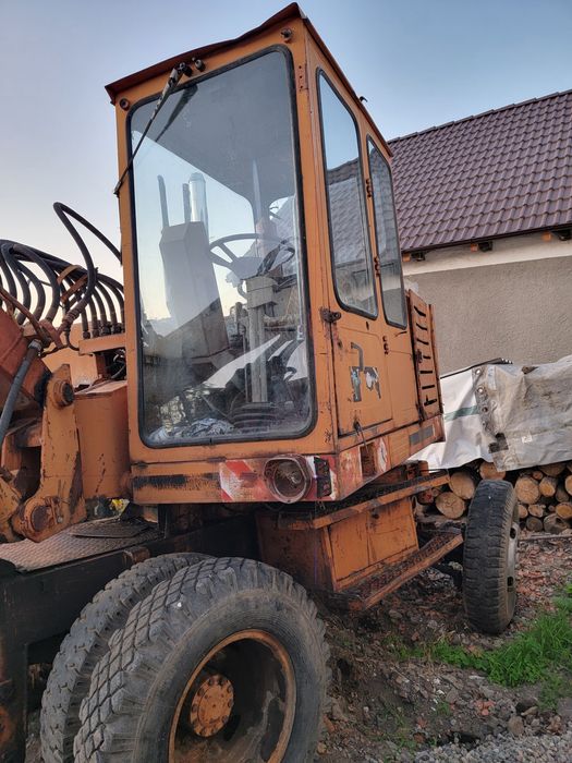 Vând excavator pe roti