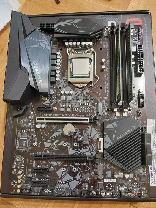 i5 10600K + Gigabyte Z490 Gaming X AX Wi-Fi + 32GB Crucial 2400mhz