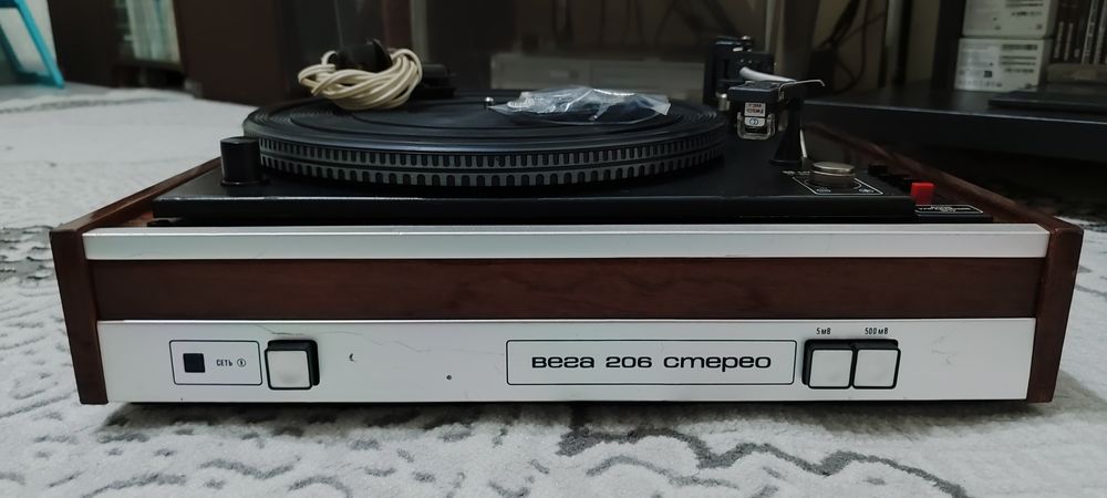 Винтажный проигрыватель и усилитель