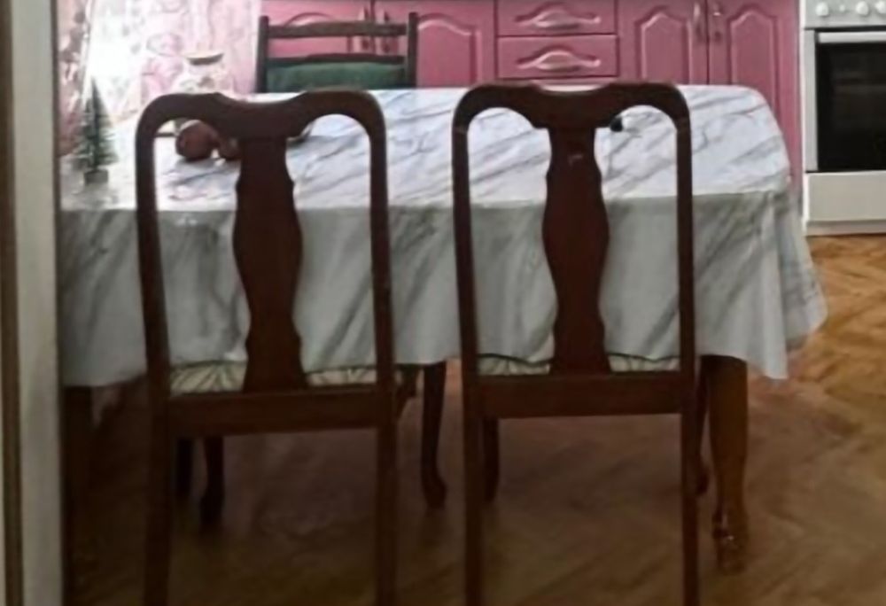 Продам стол цвет орех