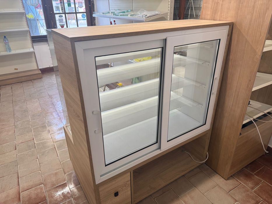 Неутрална витрина с лес осветление