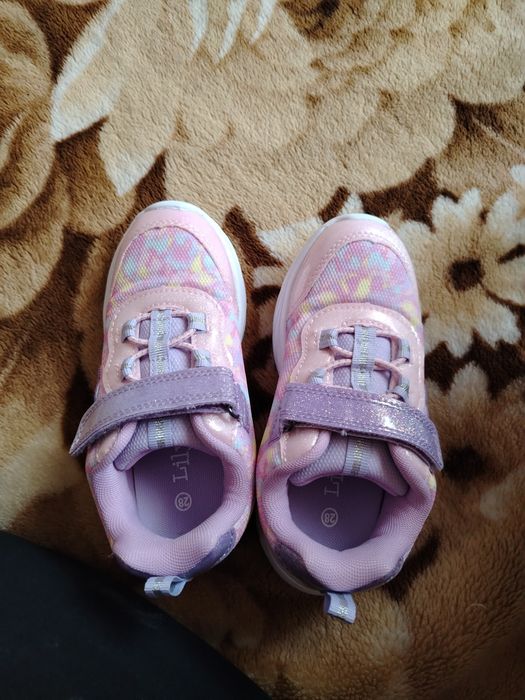 Продам детские кроссовки