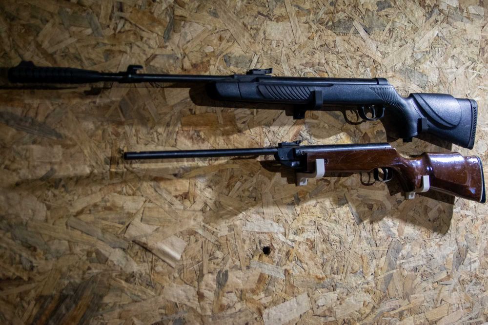 Стойки за пушки за стена