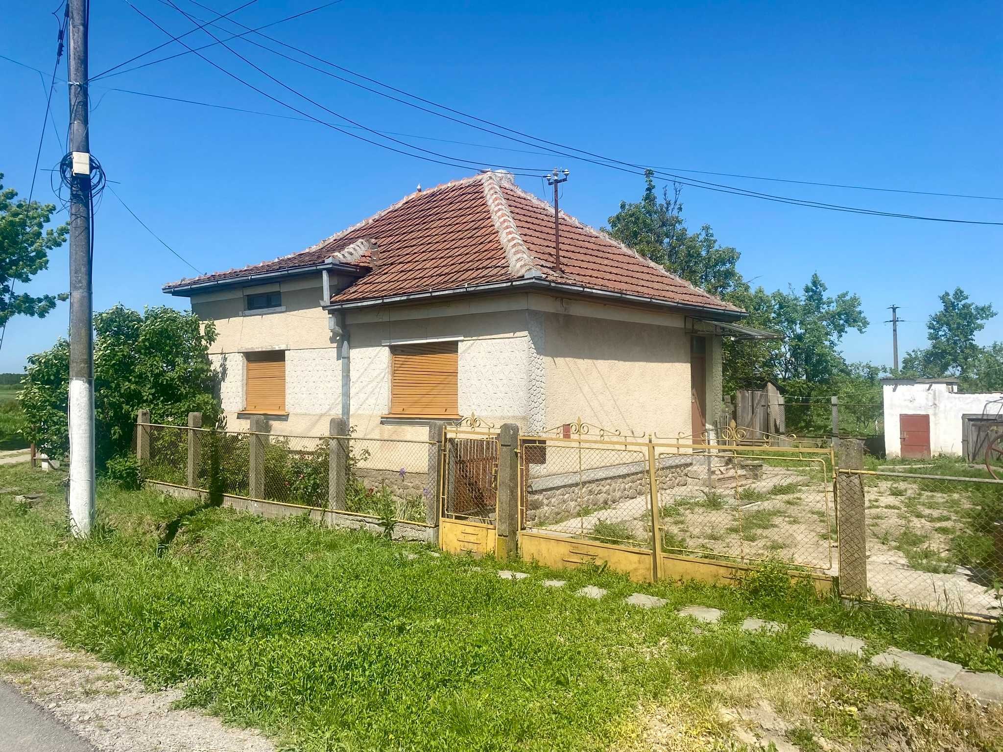 Casă situată în localitatea Lazuri