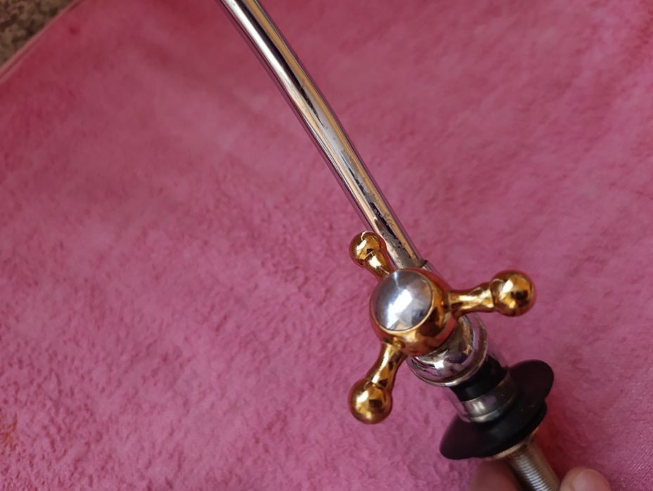 Пломбиратор ( новый ) смеситель небольшой тоненький  ( кран )