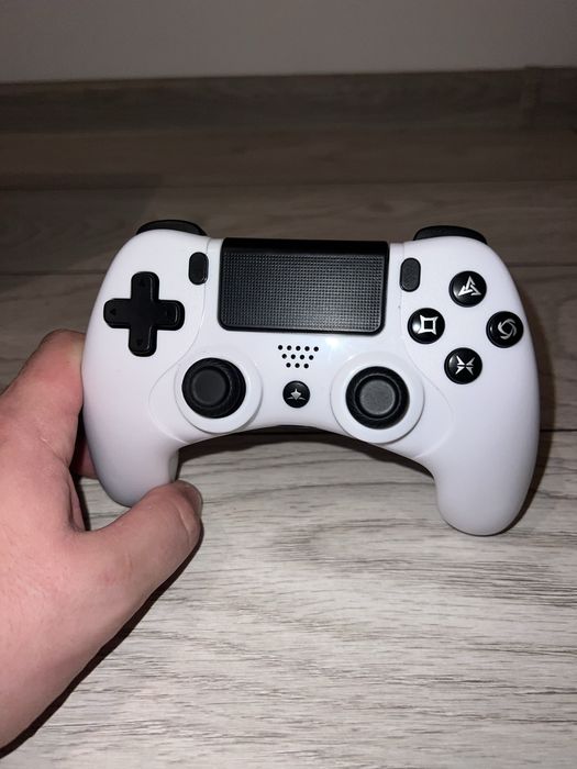 PS4 Pro 1TB + 4 controllere + stație încărcare + 7 jocuriv