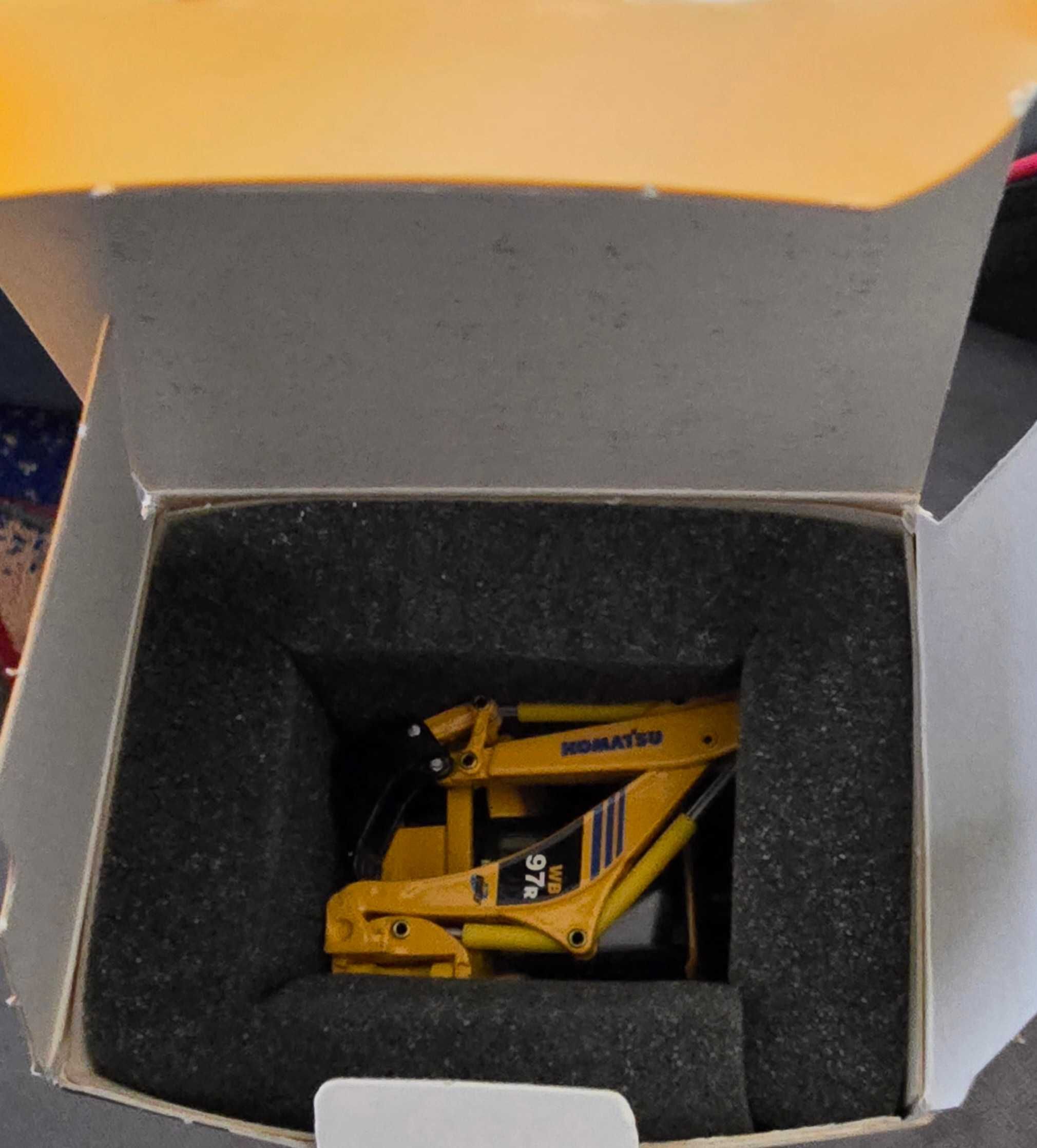 Продавам  kamatsu WB97R-5     мащаб 1:50