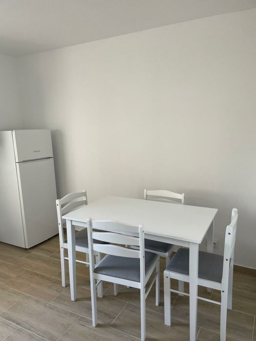 Apartament cu 3 camere  de închiriat