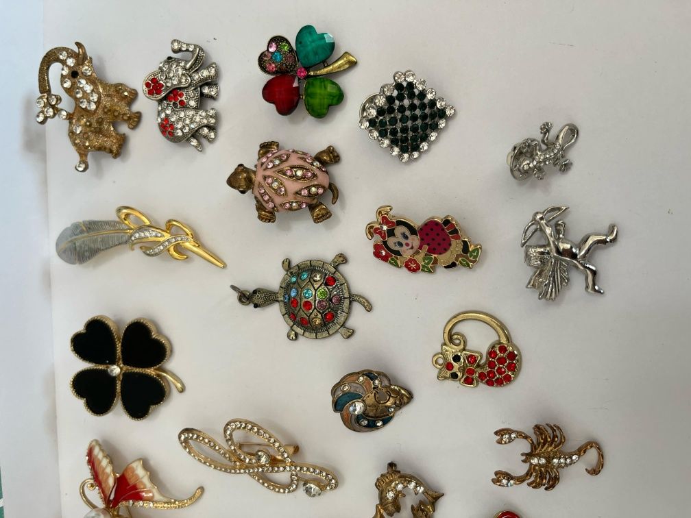 Lot bijuterii diverse 8 bratari, 20 de brose, cercei, pandative