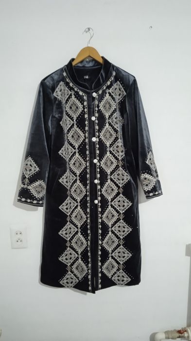Шапан с арнаментами и стразами
