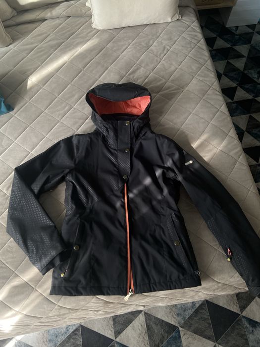 Продам женскую горнолыжную куртку ROXY
