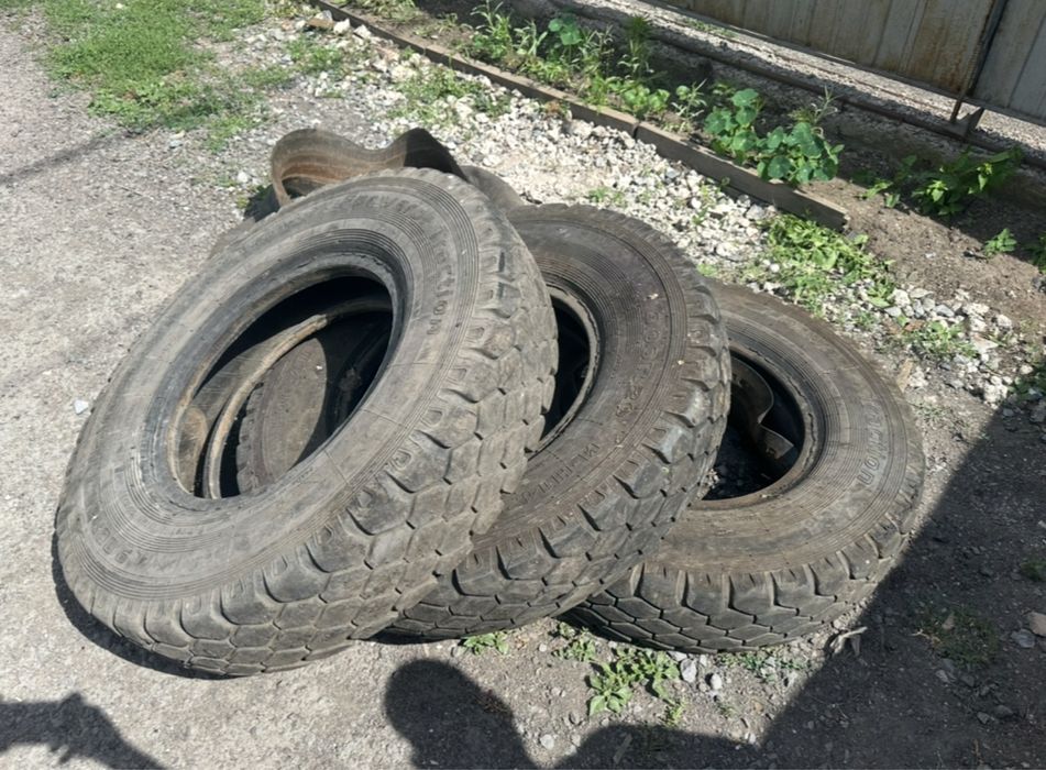 Покрышки 2 шт с камерой, 1 без камеры