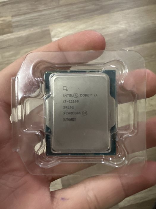 Vând processor i3 12100
