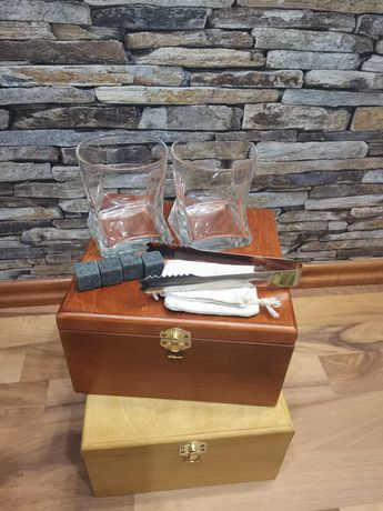 Дървена кутия с 2 чаши за уиски, щипка за лед и охладителни камъчета